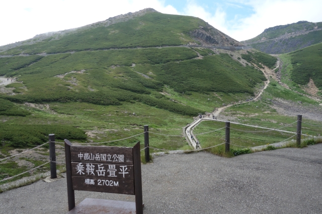 バス終点の畳平。安心してください。写真に写っている山(中央、右とも)まだ前座ですよ。