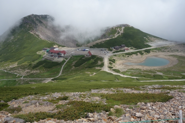 富士見岳登山道から後ろを振り返ると眼下に畳平を見下ろす絶景が！正直これだけで満足しかけました(笑)