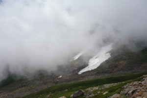 雲の隙間に雪渓が