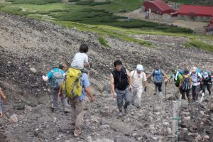 バテた子供を肩車しながら下山するパパ。感心しかけたけど、よく考えてみるとこれ絶対に危ないですよね。。。