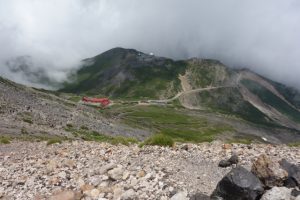 振り返れば眼下にさっきの山小屋が。さらにその向こうには、山小屋地点まで常に上に見えていたコロナ観測所まではるか下に。