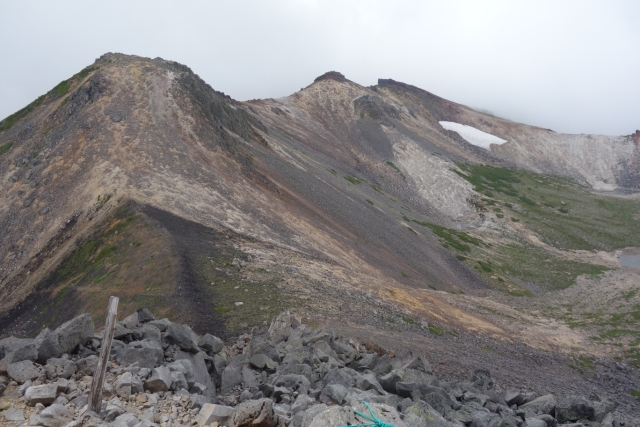 山頂からみる登山道とは逆側の稜線。写真だと分かりづらいですが、向こうの山は見下ろしている形になります。