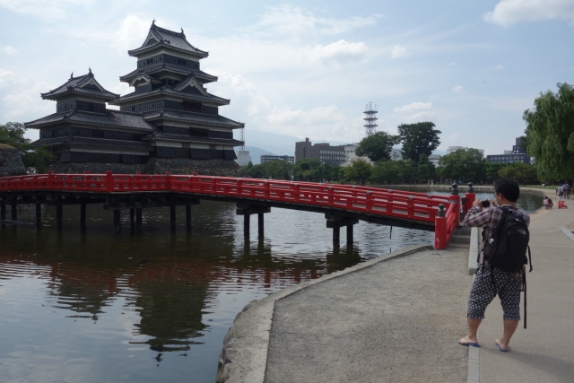 黒い城と赤い橋のコントラストが美しい。敷地内一番の写真スポットで代表すぎうらもパチリ