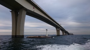 橋の下の人工島