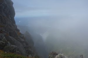 キリが晴れてきた！眼下の谷に雲が溜まっているのが見えてなんだか幻想的