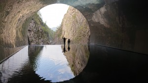 清津峡トンネル最奥部。最近はインスタ映えに寄せる観光地が増えてきたなぁ～。