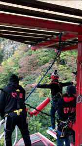 こんな感じでBUNGYしました。ちなみにヘッドにつけてるのはカメラで 、今回の旅行計画を立て、車まで出してくださった弊社の相談役の方の私物です