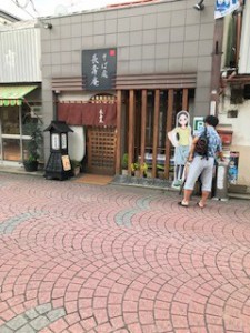 お店前（右の女の子の看板はヤマノススメのキャラらしいです）